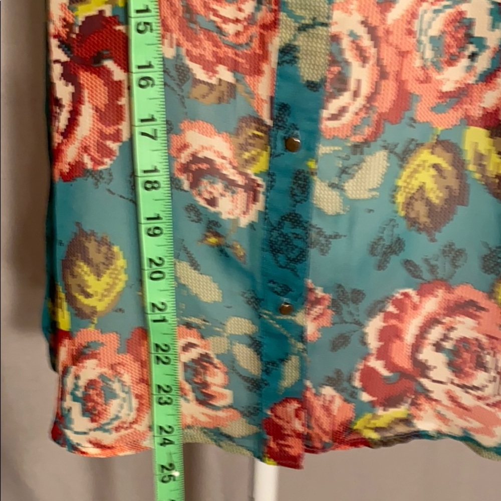 SELF ESTEEM floral sleeveless blouse - runs more like a size Small - Picture 5 of 8